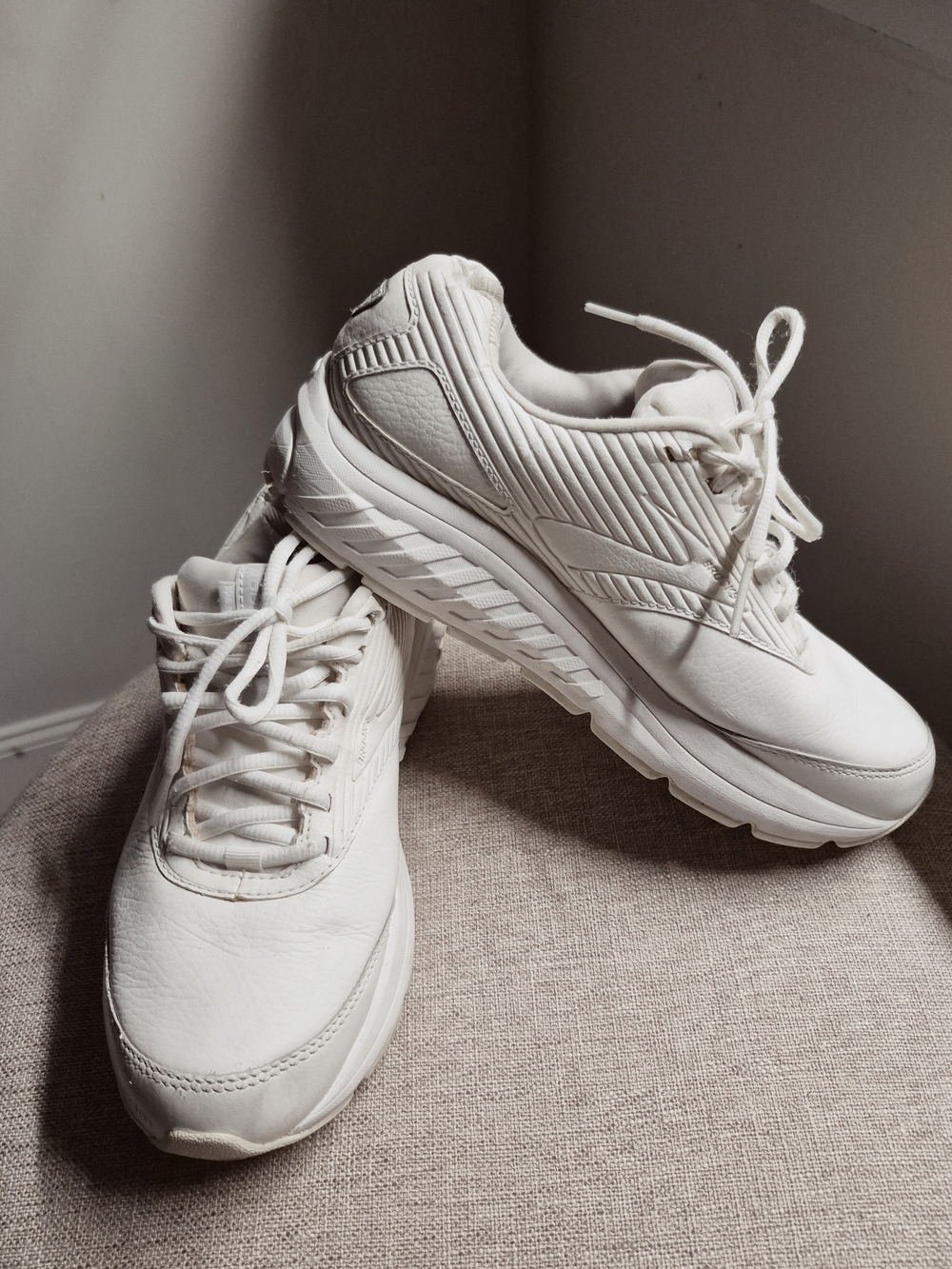 Brooks Men's Cream/White Cushioned Running Sneakers